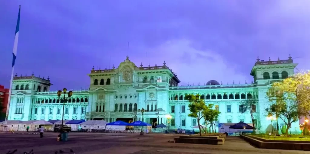 foto del Museo del Palacio Nacional de la Cultura de noche